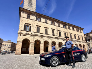 Si finge maresciallo dei carabinieri e raggira un’anziana: denunciato un 25enne